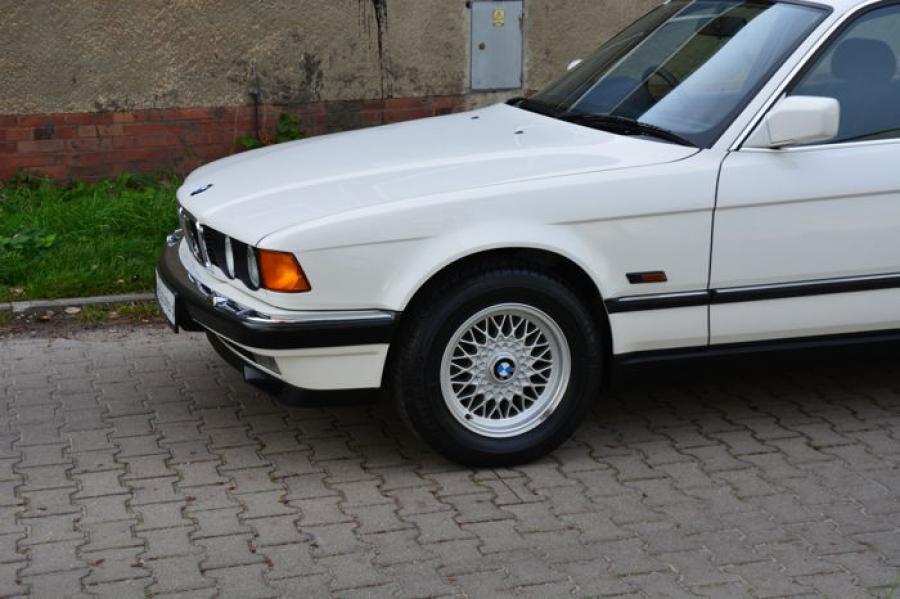 Детали экстерьера BMW 740i (E32) 1992 года  (UK) (фото 53 из 170)